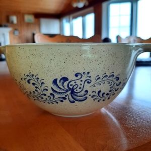 Small Pyrex homestead bowl
